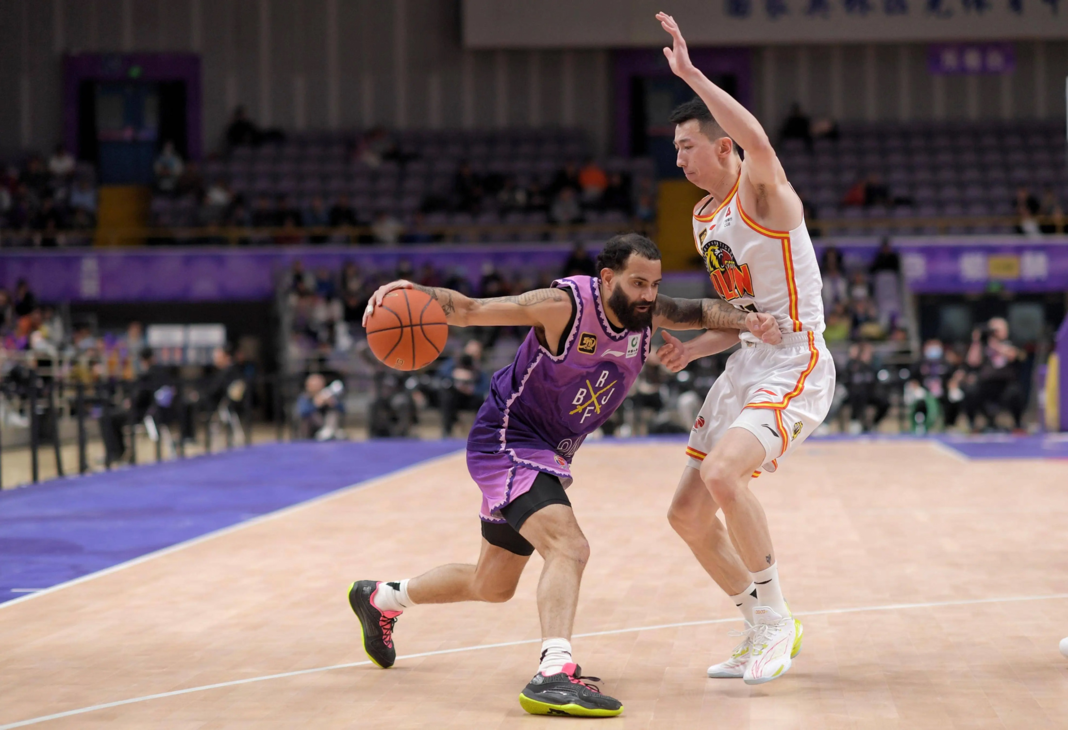 爱游戏-国际比赛日突围战来临，山东泰山围绕NBA季后赛战术微调，态度坚定，更衣室氛围转暖的简单介绍