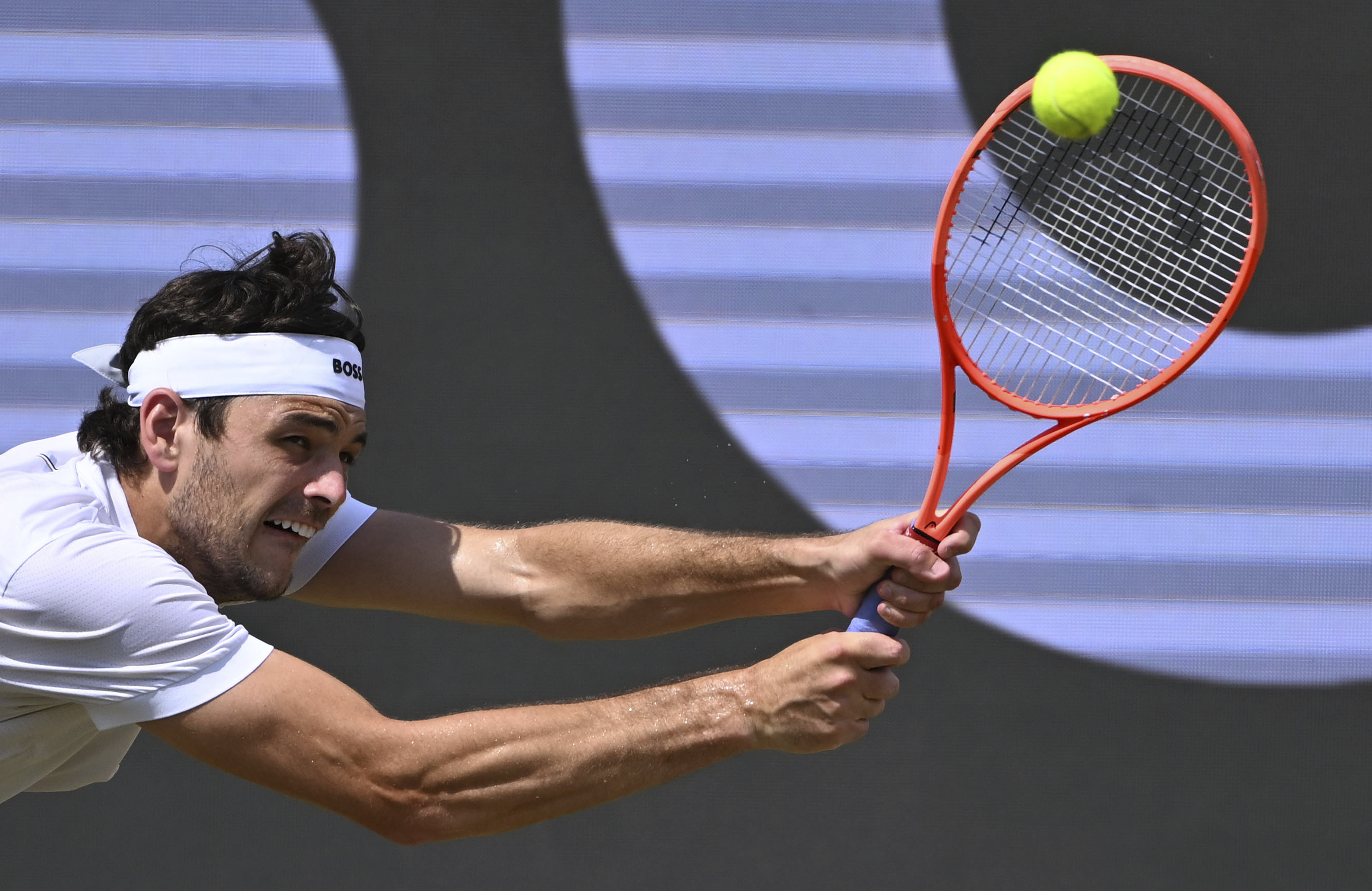 爱游戏官网-斯图加特迎欧冠关键赛；赛前复出首秀；引发热议；年轻球员得到机会的简单介绍